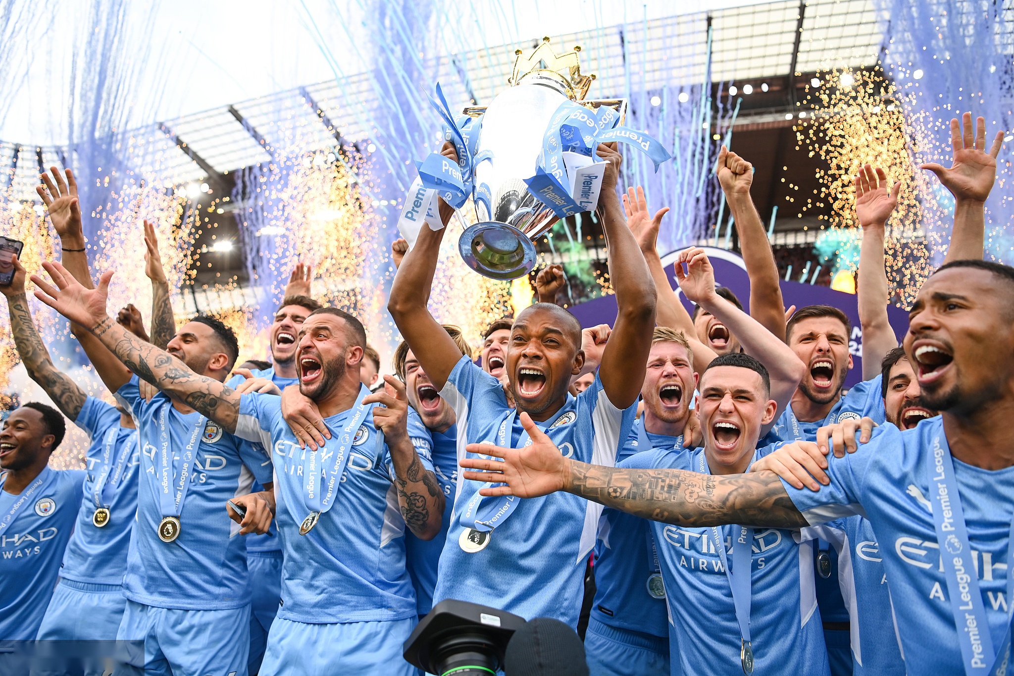 她的形象越 她的形象越